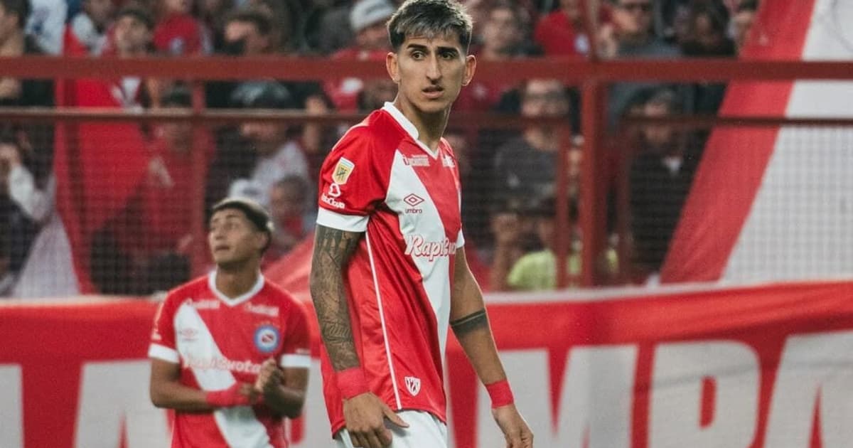 Alvo do Vasco marca golaço e deixa gramado emocionado; veja