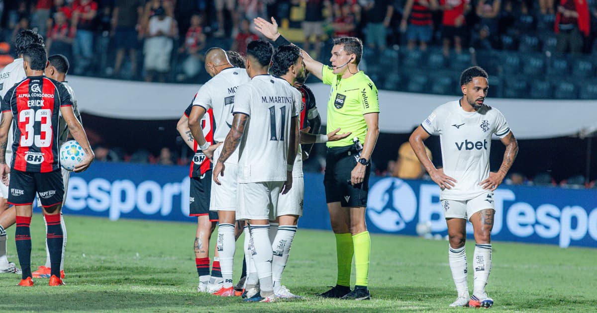 Decisão de arbitragem em Vitória x Botafogo gera revolta: 'Injusto'
