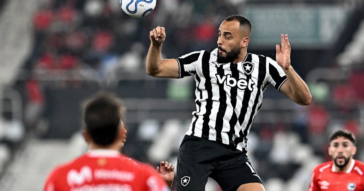Gol perdido por Arthur Cabral em Botafogo x Cienciano gera revolta: 'Inacreditável'