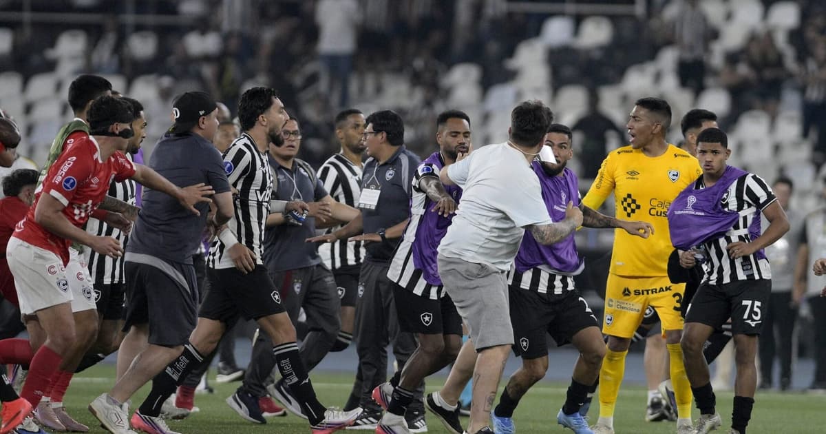 Confusão em Botafogo x Cienciano termina com profissional detido