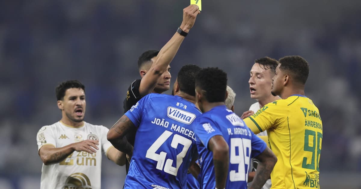 Torcedores pedem expulsão de jogador em Cruzeiro x Chapecoense