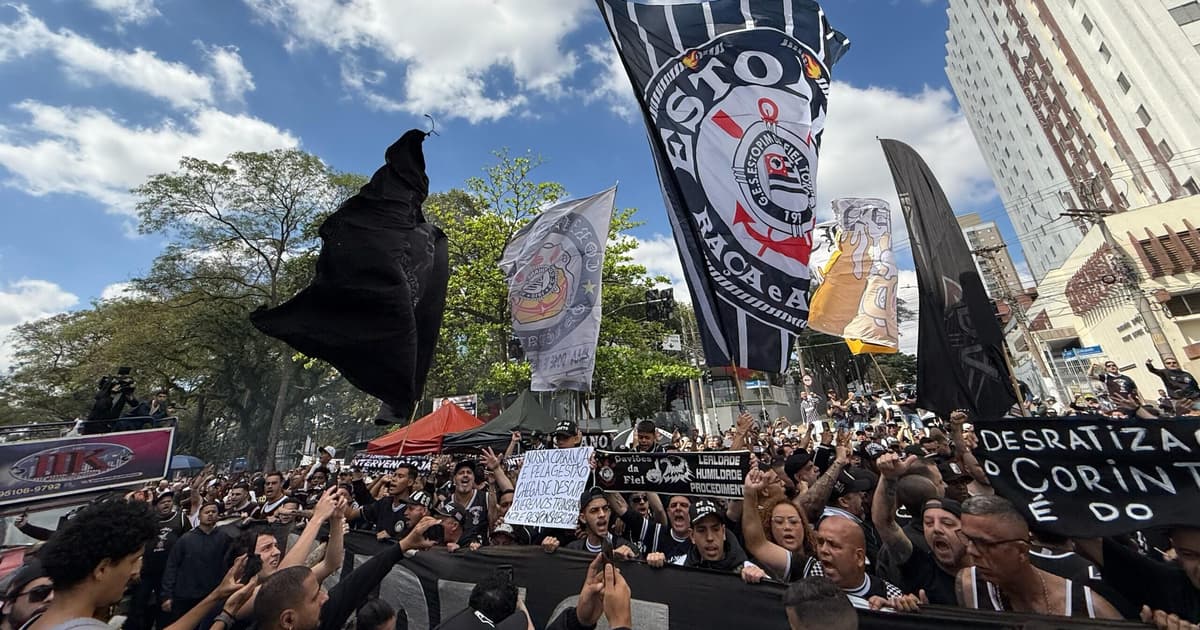 Torcedores do Corinthians protestam no clube: 'Pior que palmeirense'