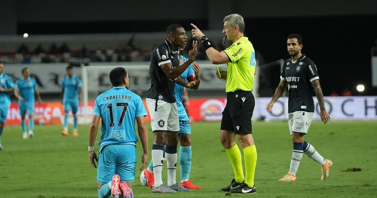 Áudio do VAR mostra análise de Daronco em expulsão do Remo contra o Santos