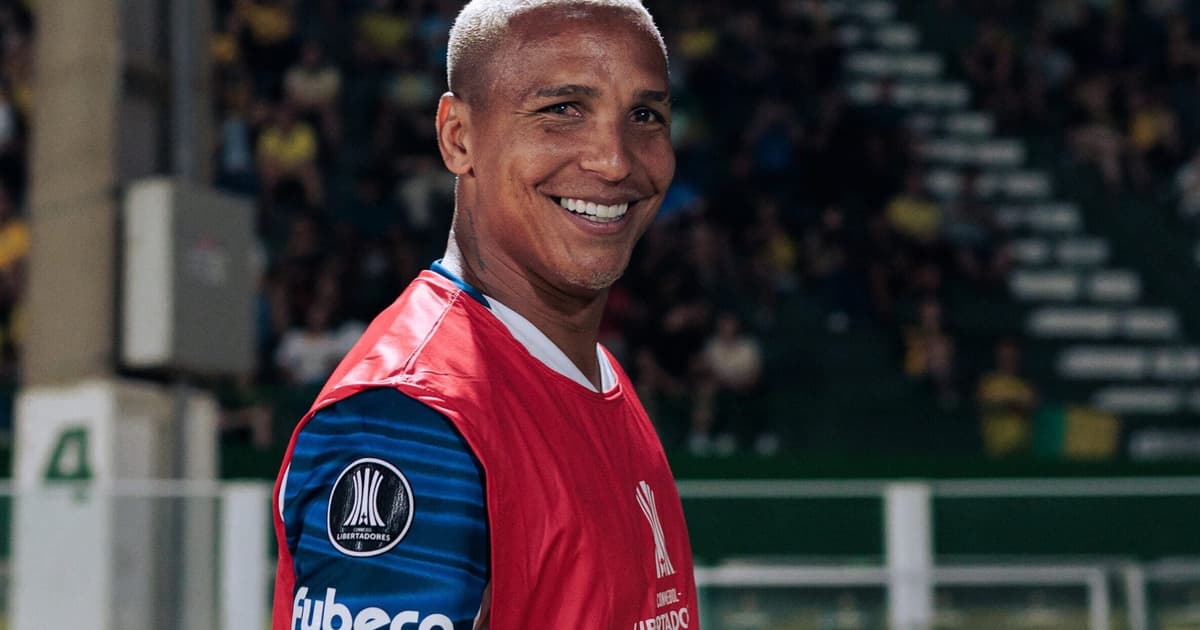 Ex-Palmeiras, Deyverson provoca torcida rival em clássico equatoriano