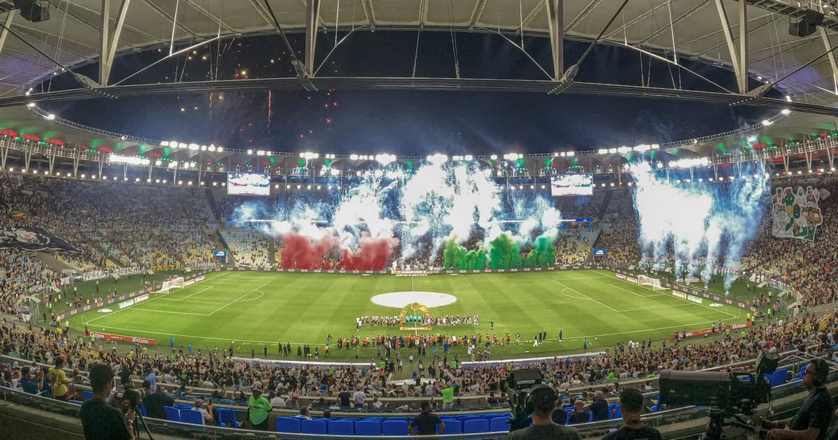 Situação inusitada em Fluminense x Vasco irrita torcedores: 'Vendo nada'