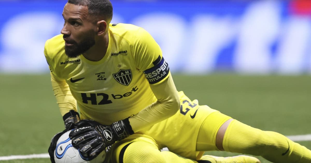 Everson chama atenção em Atlético-MG x Bragantino: 'Coitado'