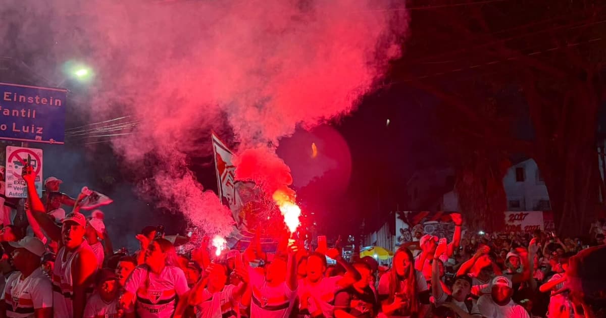 Com Luciano 'no front', ônibus do São Paulo é recebido por grande festa antes de decisão