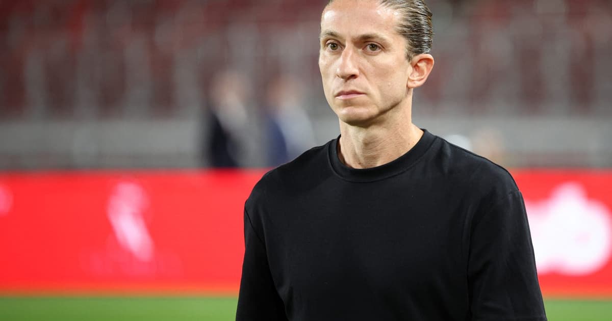 Filipe Luís supera marca de lenda e relembra Flamengo x PSG