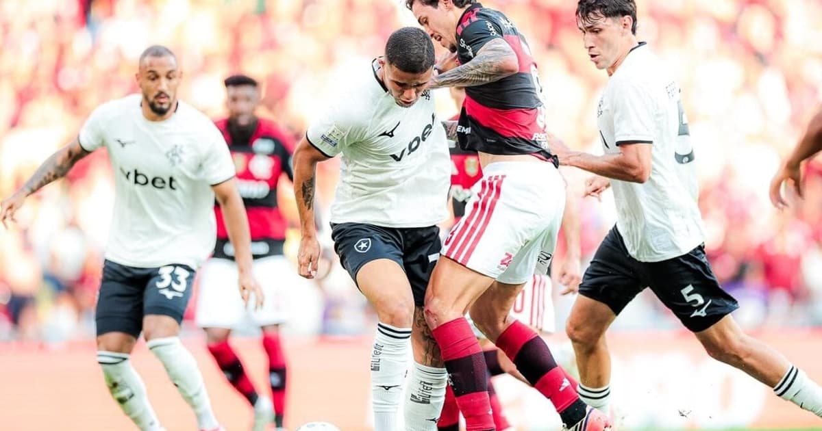 Torcedores do Botafogo cobram erro de arbitragem contra o Flamengo