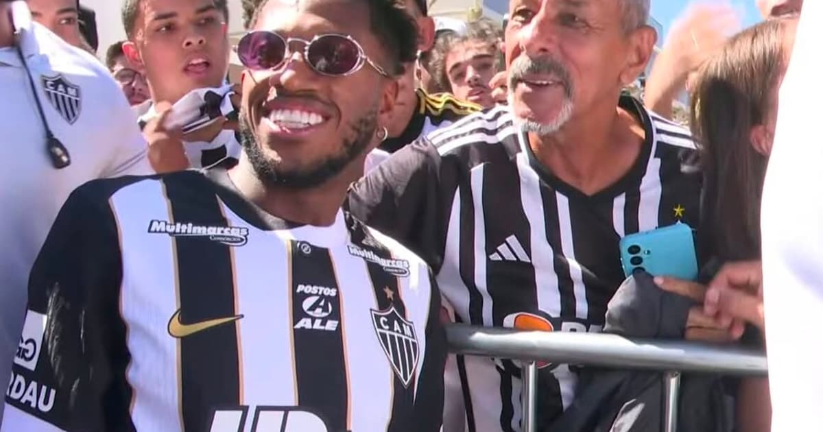 Fred desembarca em BH e é recebido com festa pela torcida do Atlético