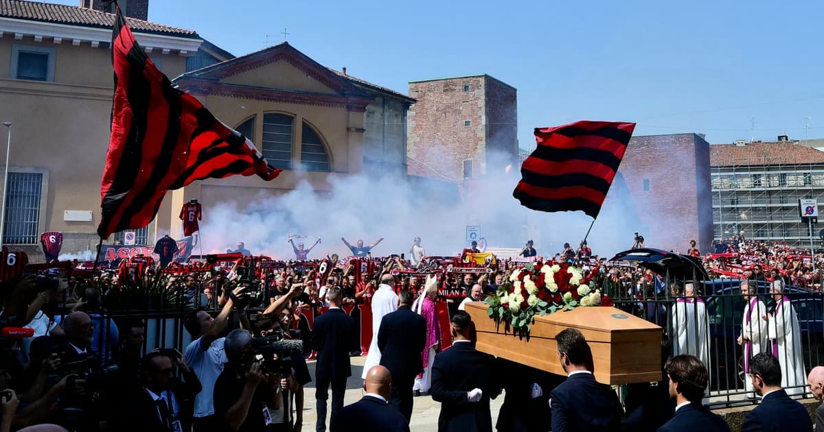 Torcedores e ídolos do Milan comparecem ao velório de Baresi