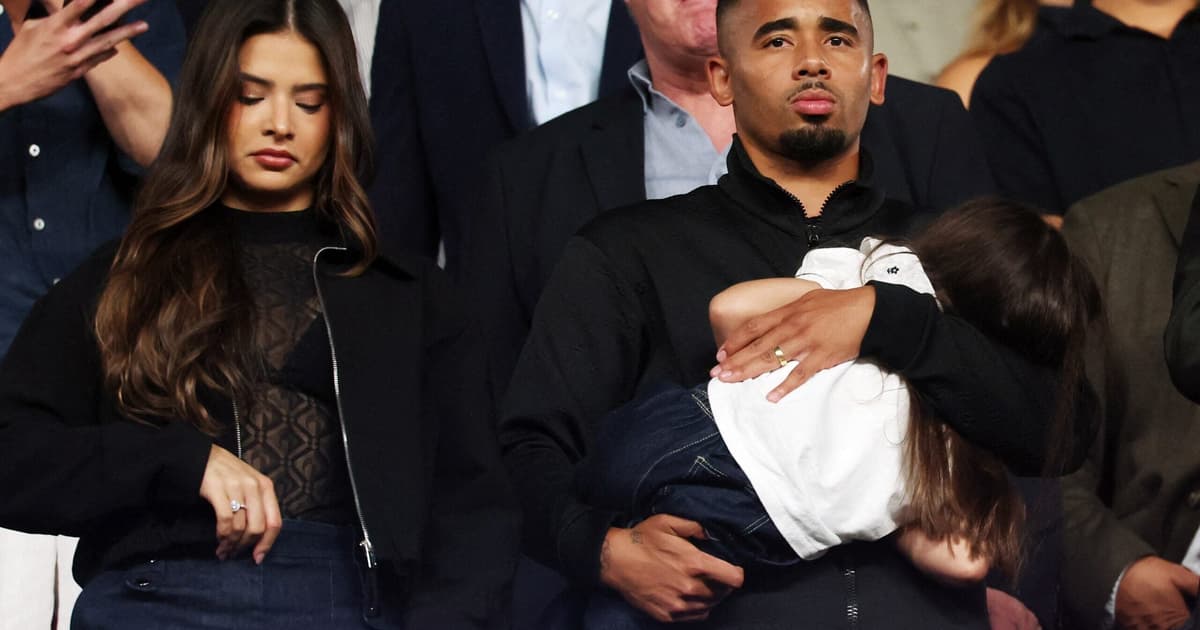 Gabriel Jesus acompanha jogo do Barcelona antes de assinar com o clube