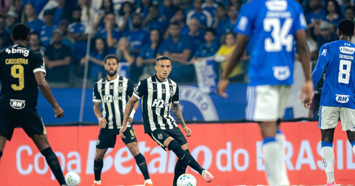 Entrada dura em Cruzeiro x Atlético-MG viraliza: 'Era para vermelho'