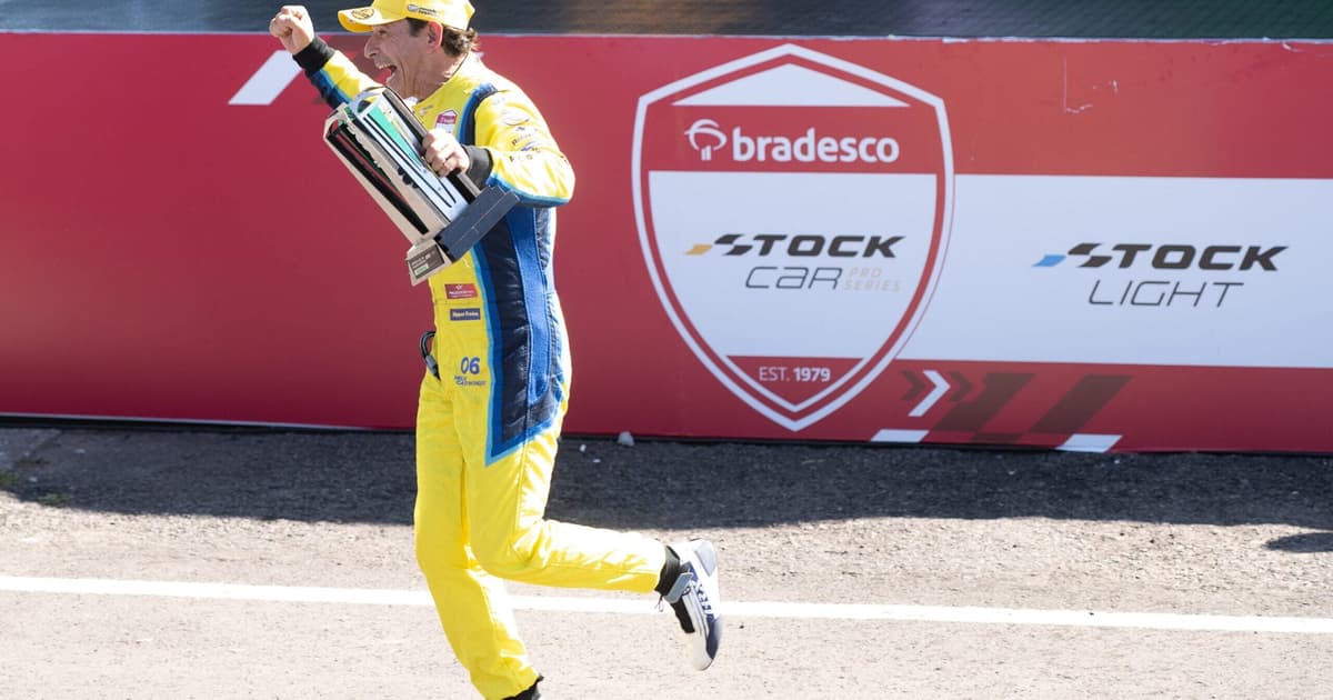 Papo com Helio Castroneves: meu primeiro de muitos troféus na Stock Car Pro