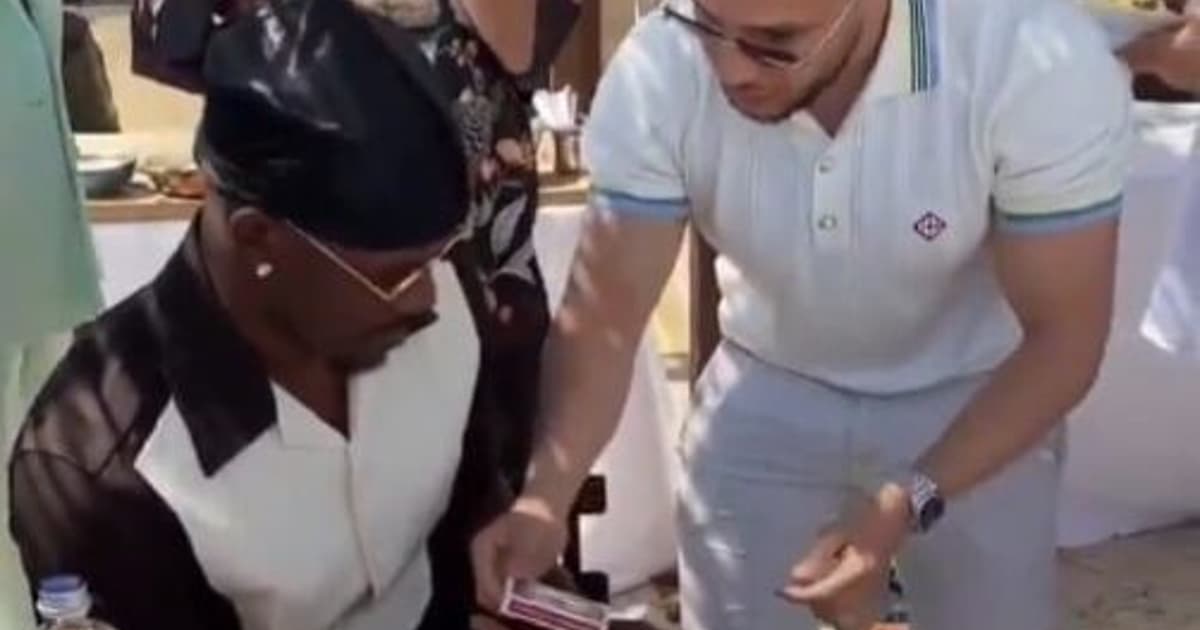 Jimmy Butler leva susto com cobra em truque de mágica durante as férias