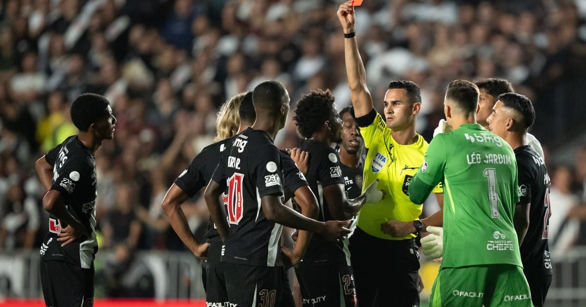 Decisão da arbitragem em Vasco x Vitória revolta torcedores: 'Absurdo'