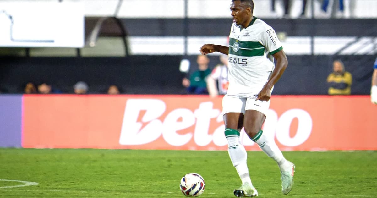 Coritiba x Chapecoense: jogador cai em buraco ao comemorar gol anulado