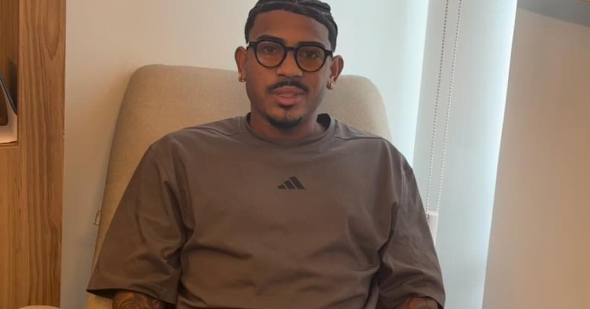 John Kennedy, do Fluminense, manda recado após cirurgia: 'Cabeça erguida'