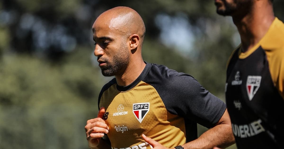 São Paulo: Lucas Moura inicia trabalhos no gramado