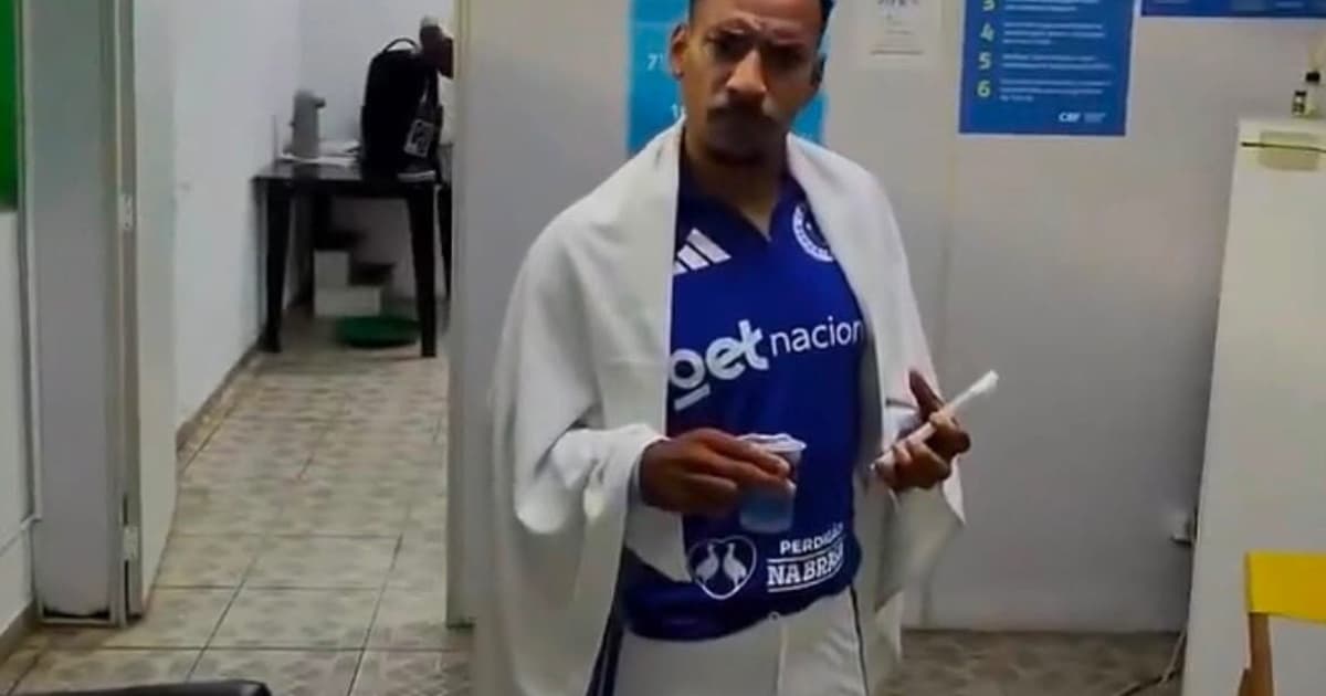 Torcedores do Cruzeiro surpreendem Matheus Pereira em sala do antidoping