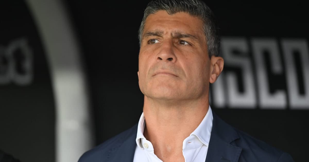 Pedro Emanuel lamenta derrota do Vasco para o Santos: 'Cruel'
