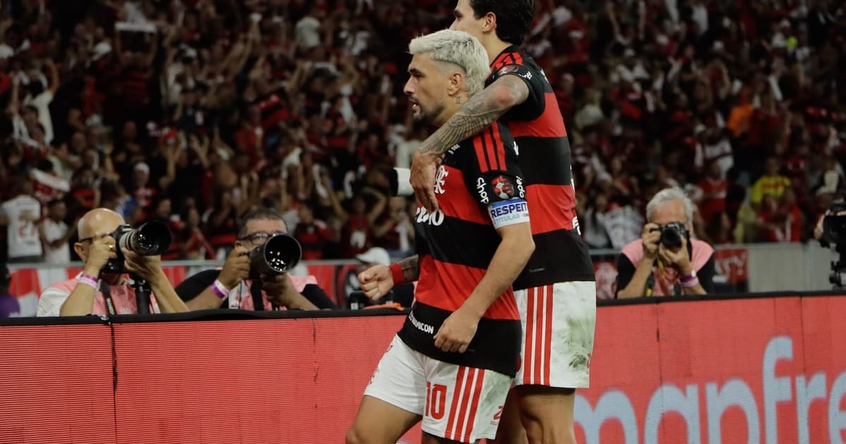 Torcida exalta dupla do Flamengo em duelo contra Cruzeiro