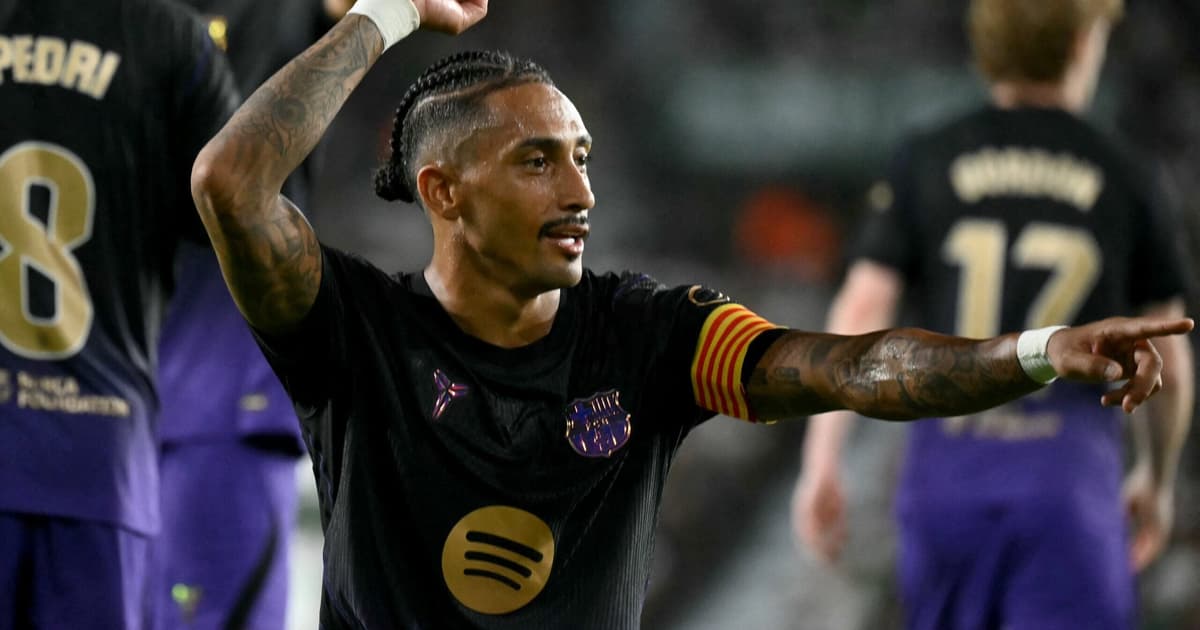 Com show de Raphinha, Barcelona estreia com goleada em La Liga