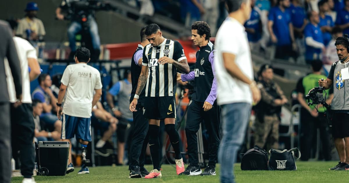 Zagueiro do Atlético é encaminhado ao hospital após choque de cabeça contra o Cruzeiro