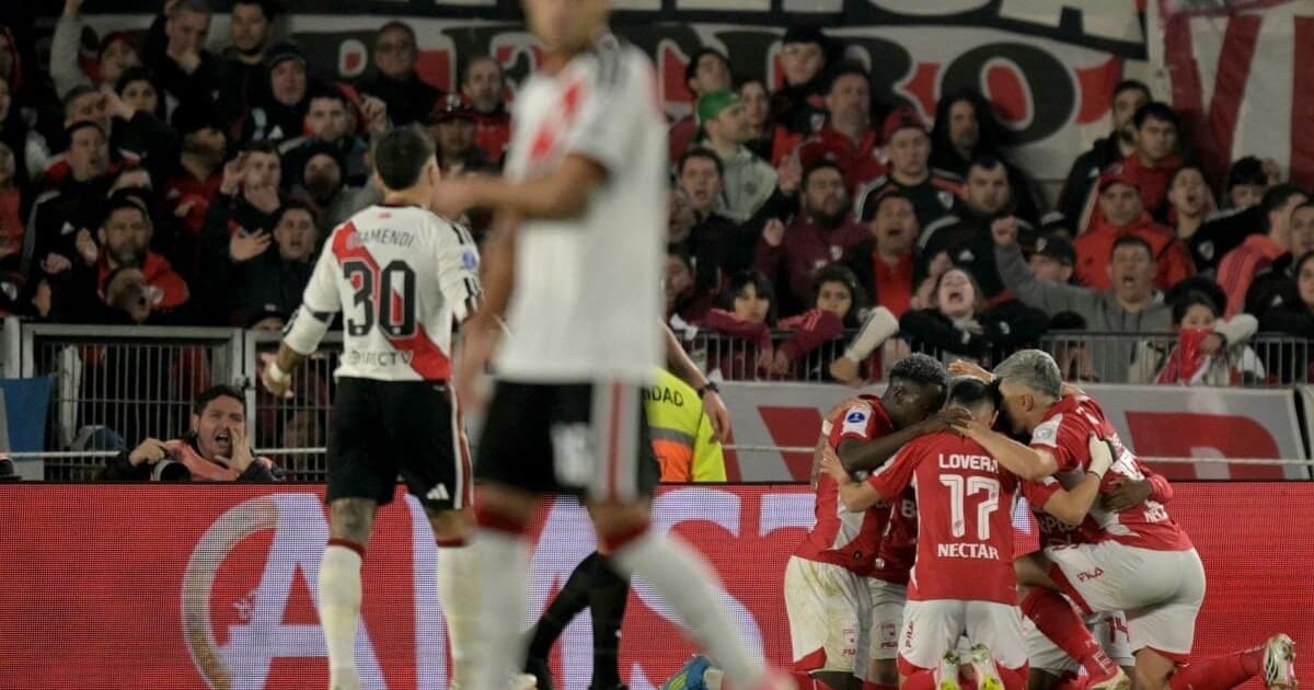 Torcedores do River Plate pedem ex-Corinthians após eliminação na Sula