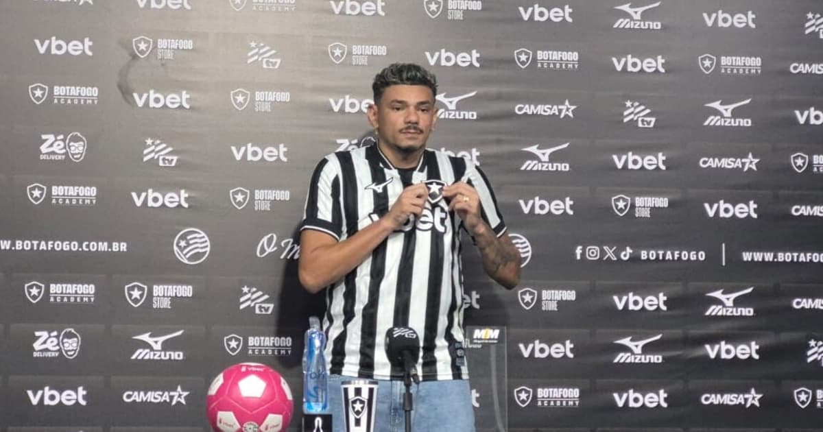 Tiquinho recebe a camisa 9 e celebra retorno ao Botafogo: 'Minha casa'
