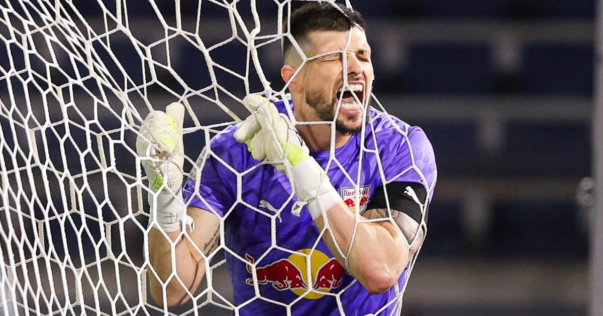 Falha de Tiago Volpi contra o Corinthians viraliza: 'Bizarra'