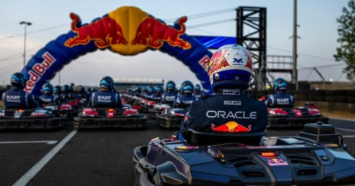 Max Verstappen desafia 100 pilotos em corrida de kart em Silverstone