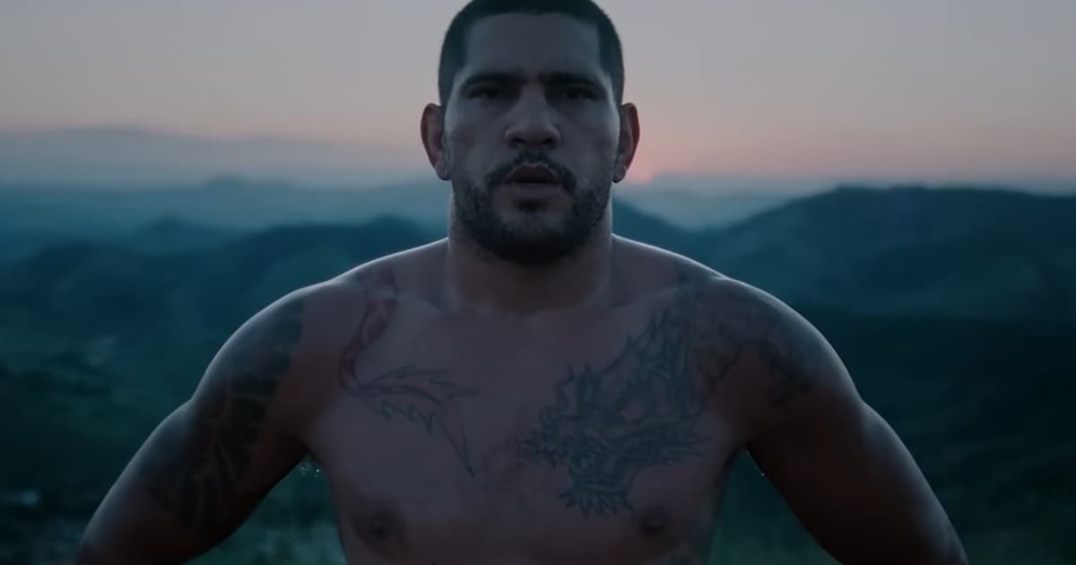Em busca do terceiro cinturão no UFC, Alex Poatan volta aos treinos