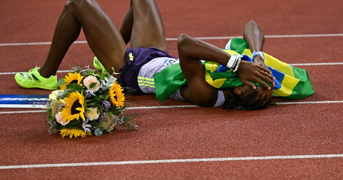 Alison dos Santos quebra recorde mundial dos 400m com barreiras