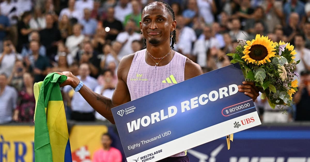 Alison dos Santos recebe premiação milionária por recorde mundial