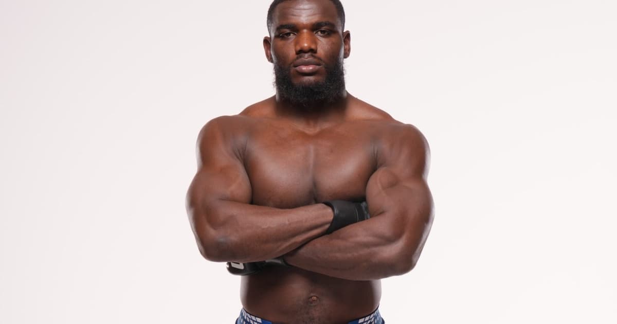 Ex-NFL estreia no UFC com vitória por finalização