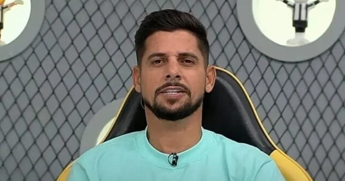 Cicinho debocha de suposto pedido de Memphis no Corinthians