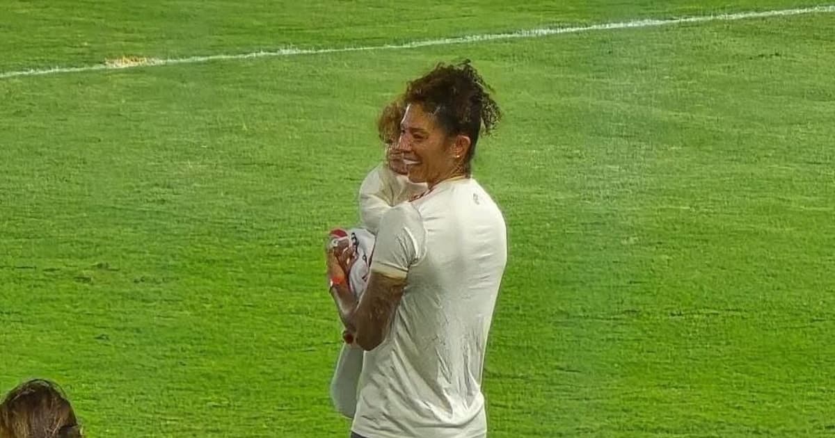 Cristiane acompanha Flamengo x Corinthians mesmo suspensa