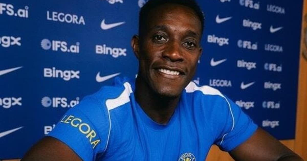 Chelsea anuncia contratação de centroavante veterano