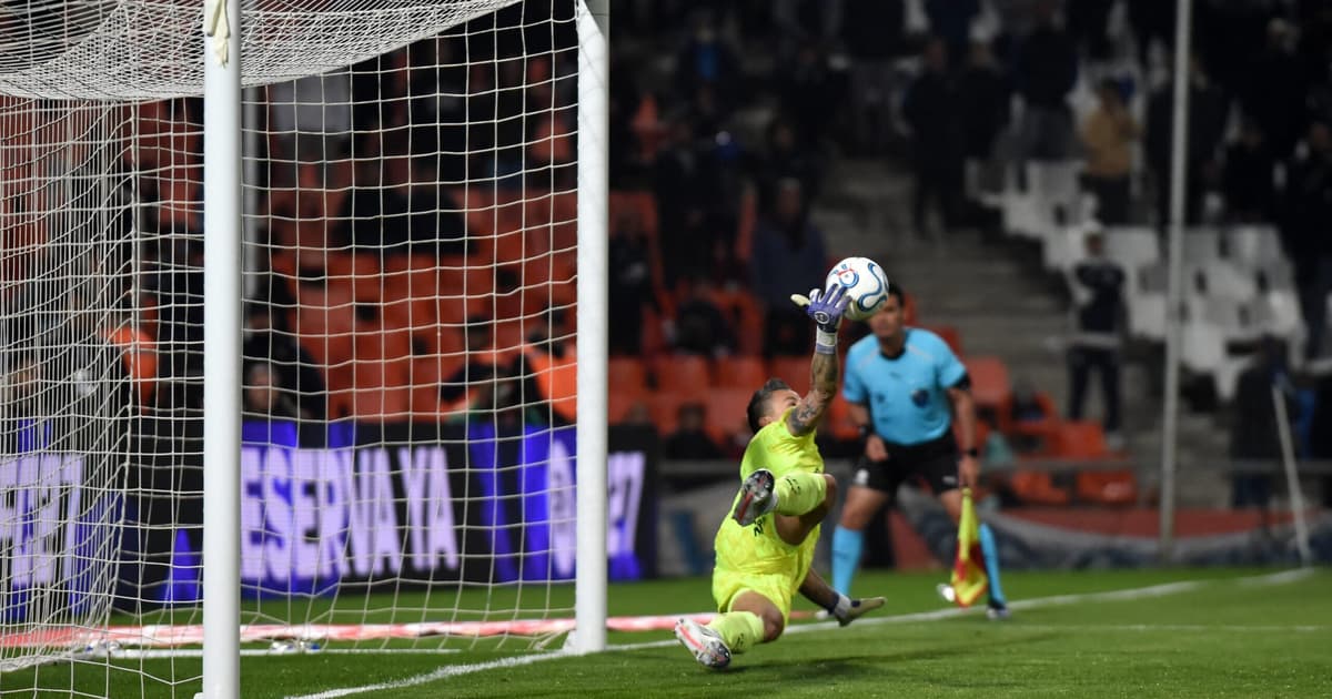 Fábio desafia o tempo e cala dúvidas no Fluminense mais uma vez