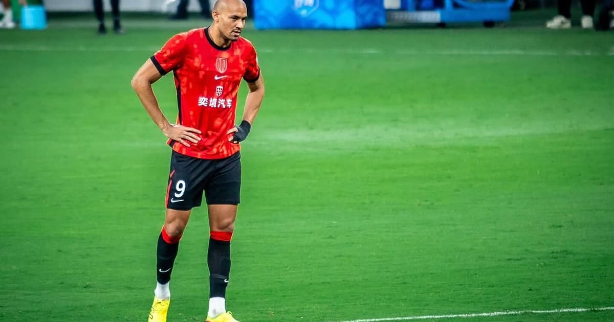 Felipe Silva marca dois gols e isola o Chengdu na liderança