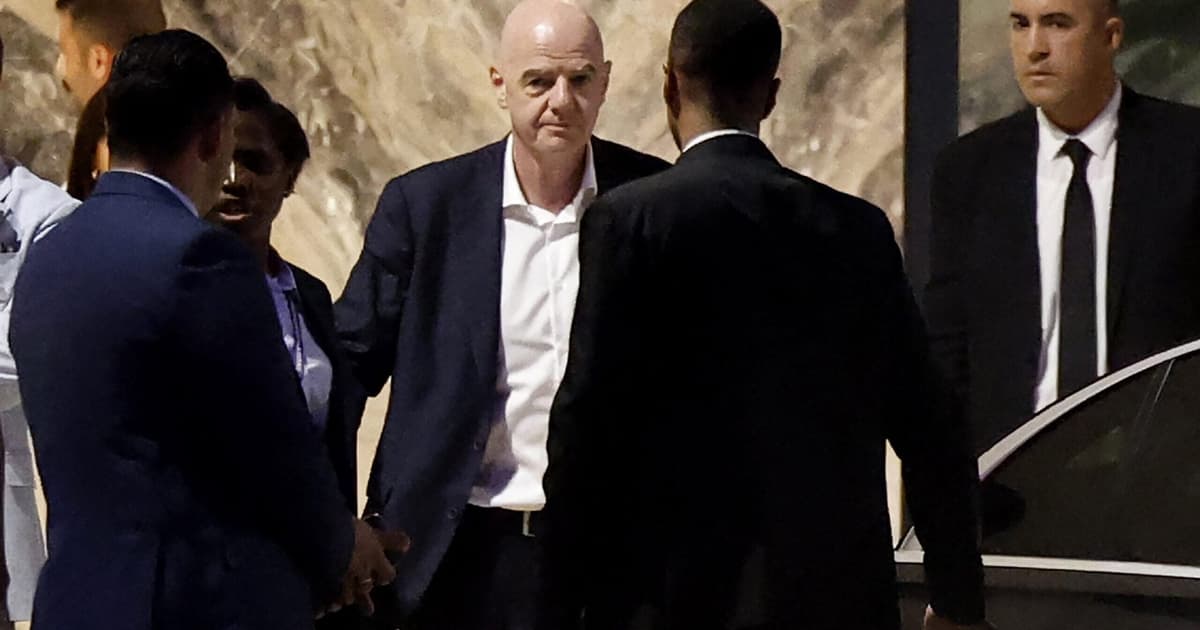 Sob ataque, Infantino ganha fôlego no comando da Fifa
