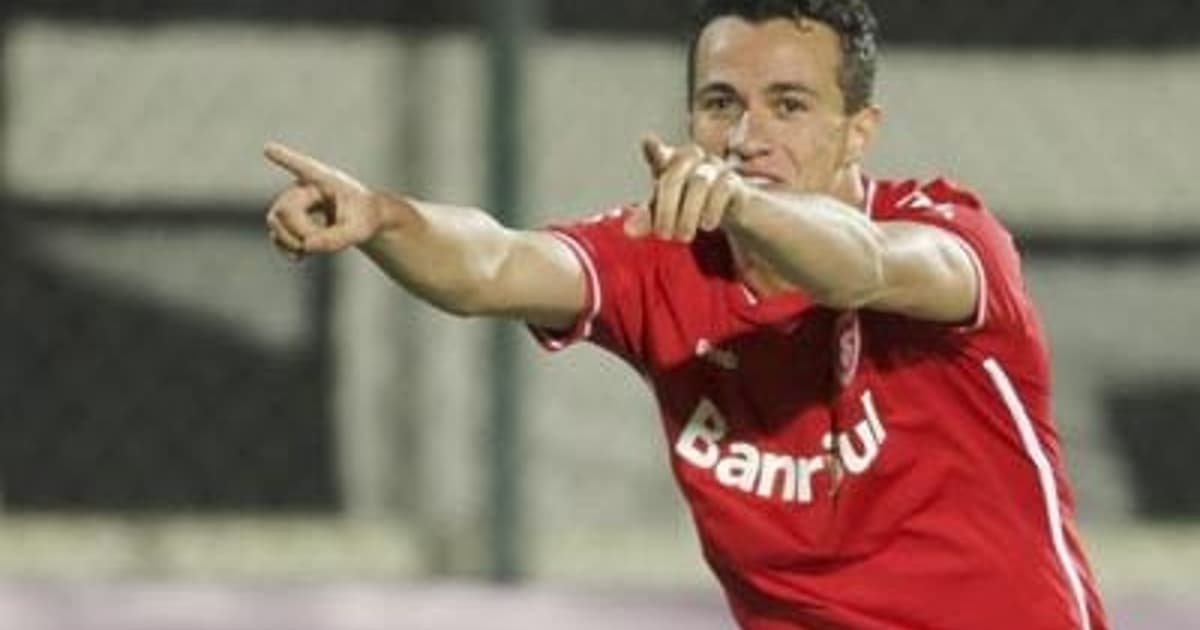 Palmeiras 0 x 3 Internacional no Brasileirão 2011; hat-trick de Damião no Pacaembu