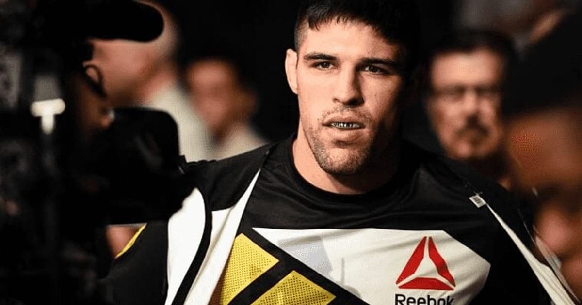 Brasileiro arranca dentes de rival em derrota no UFC 330