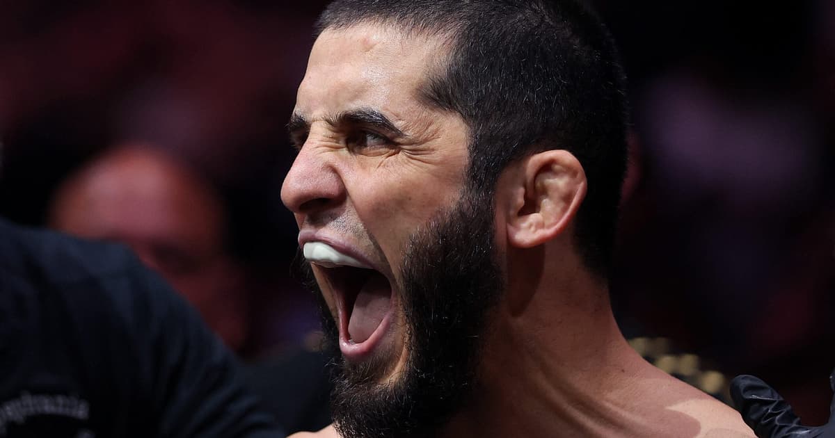 Islam Makhachev sofre, mas defende cinturão no UFC 330