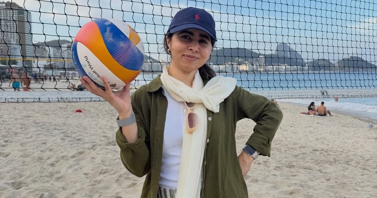 No Rio de Janeiro, Malala Yousafzai se arrisca no vôlei de praia