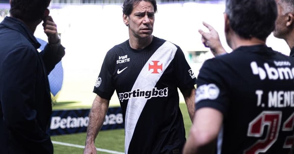 Com camisa do Vasco, Marcos Lamacchia está no Nubank Parque para assistir à partida