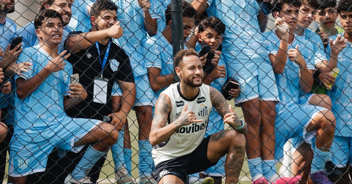 Neymar participa de treino e relembra tempos de menino da Vila