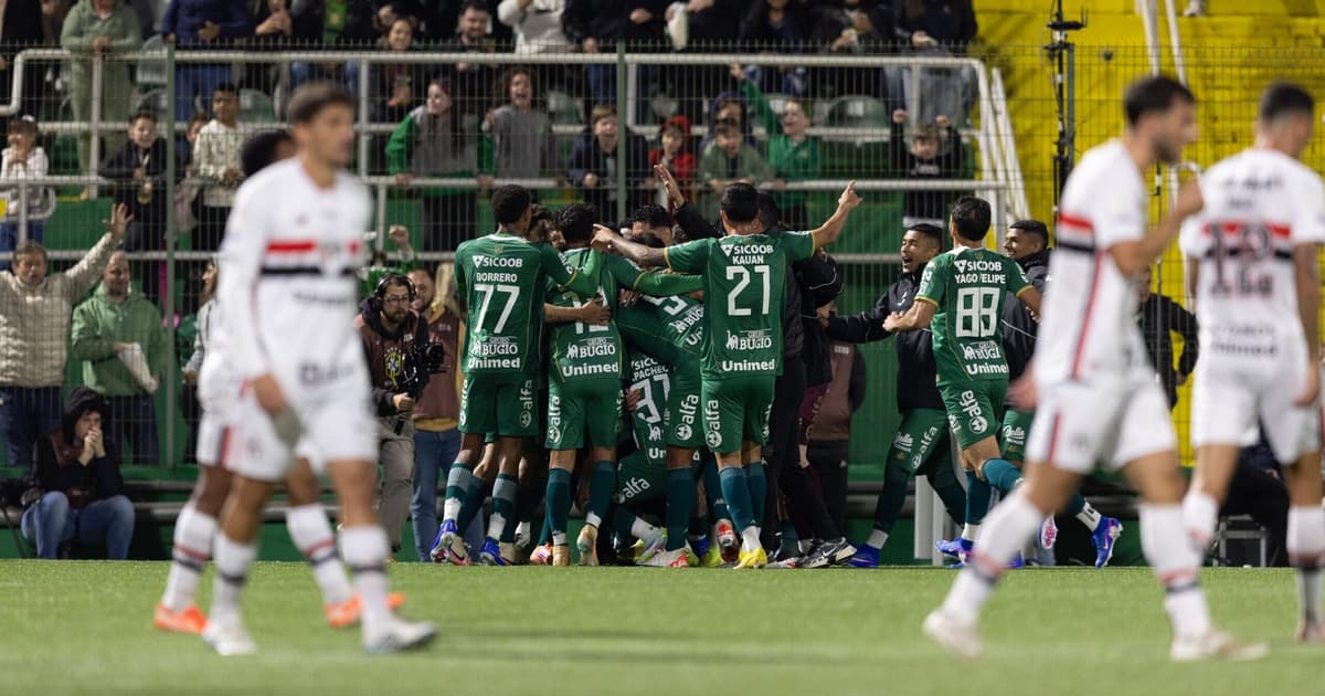 São Paulo perde para a lanterna Chapecoense e vive crise no Brasileirão