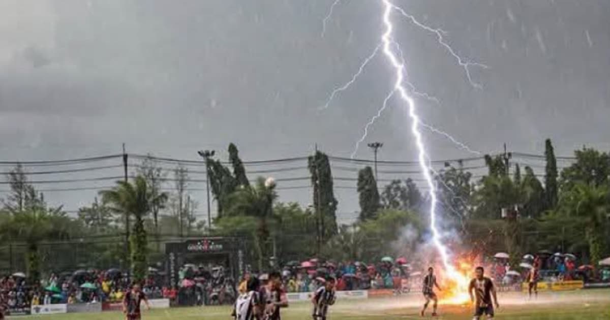 Jogador morre após ser atingido por raio durante partida de futebol na Tailândia